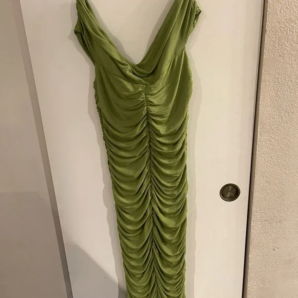 Fashion Nova off the shoulder Green Dress - Picture 4 of 5